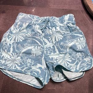 Athelta girl on the move athletic shorts